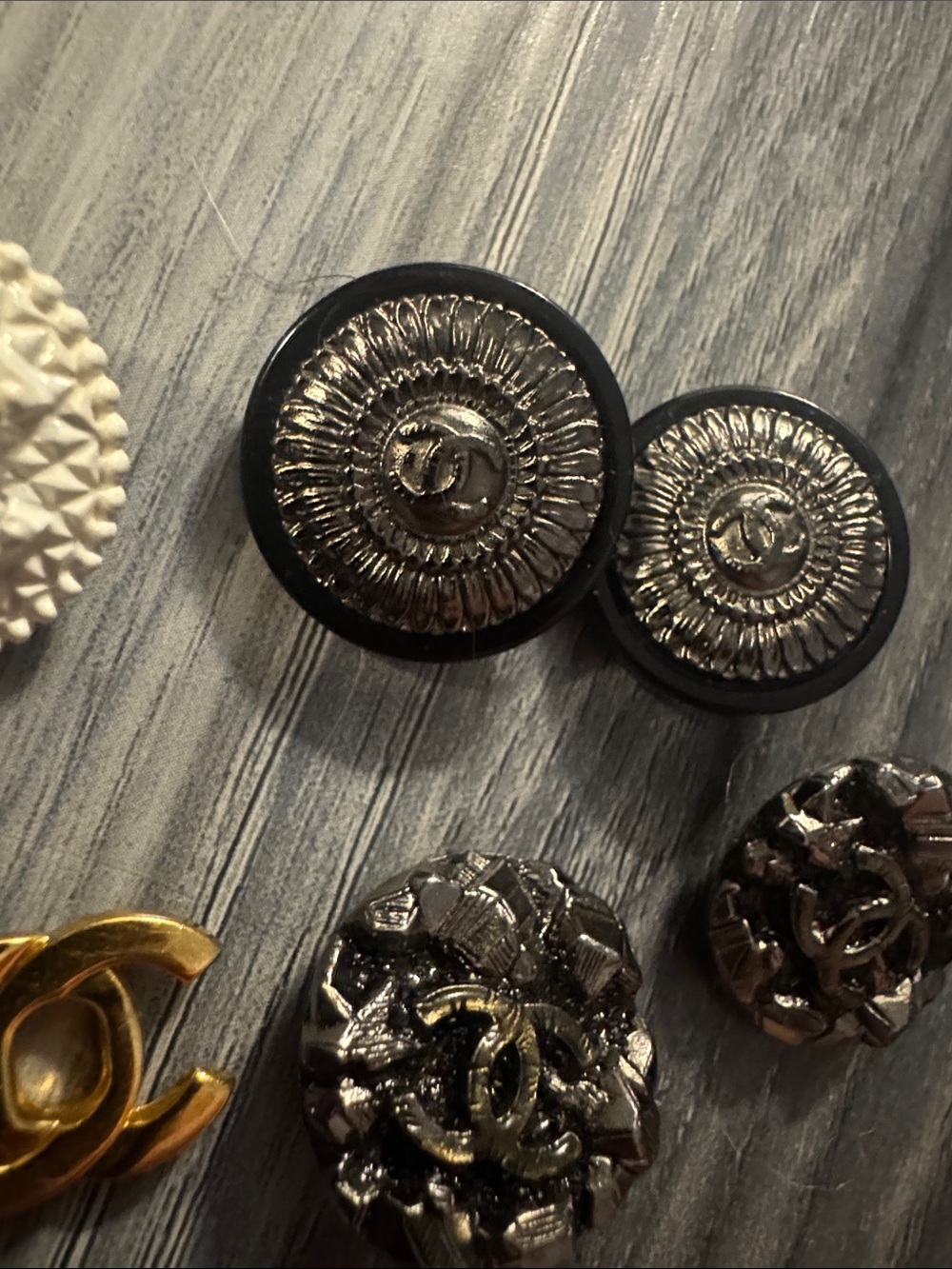 Beautiful, very rare, and authentic  CHANEL buttons - Picture 4 of 5